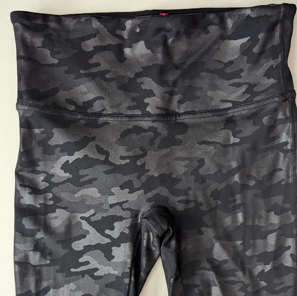 SPANX Faux Leather Camo Leggings Size Medium Petite - Picture 5 of 12